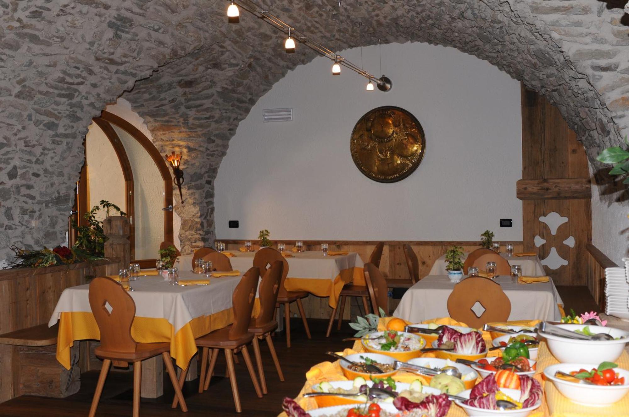 Hotel Il Maniero Ossana Luaran gambar