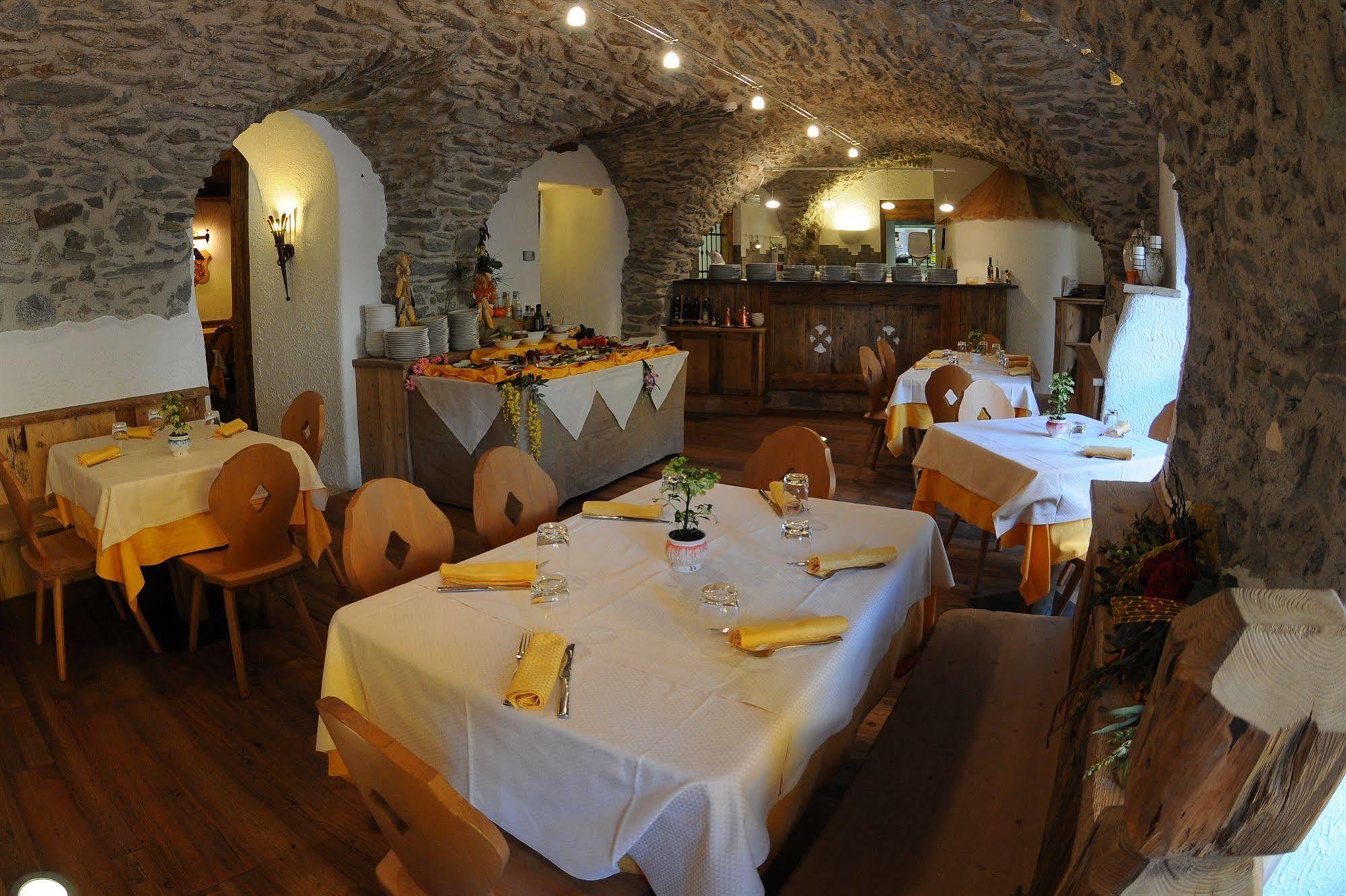 Hotel Il Maniero Ossana Luaran gambar
