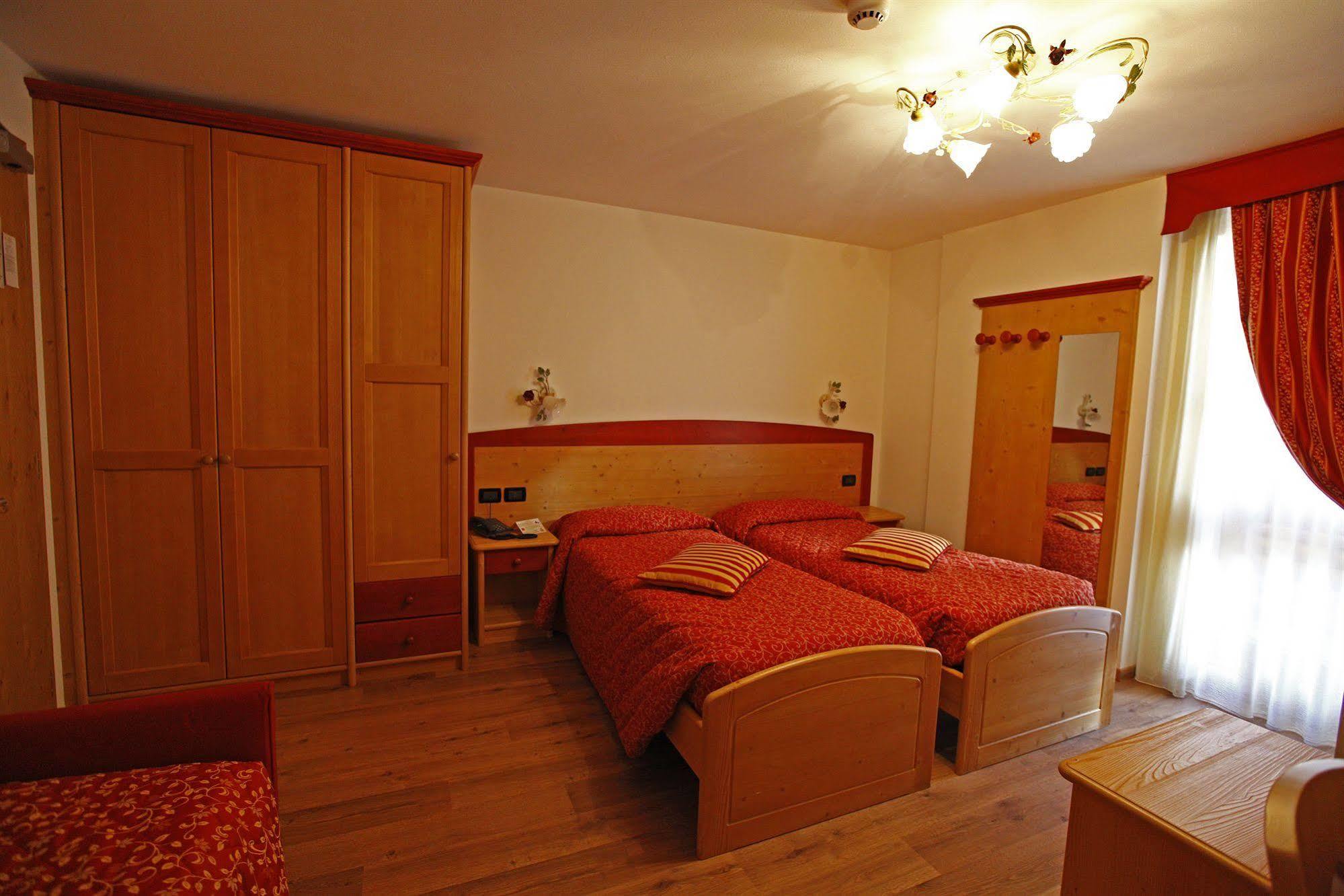 Hotel Il Maniero Ossana Luaran gambar