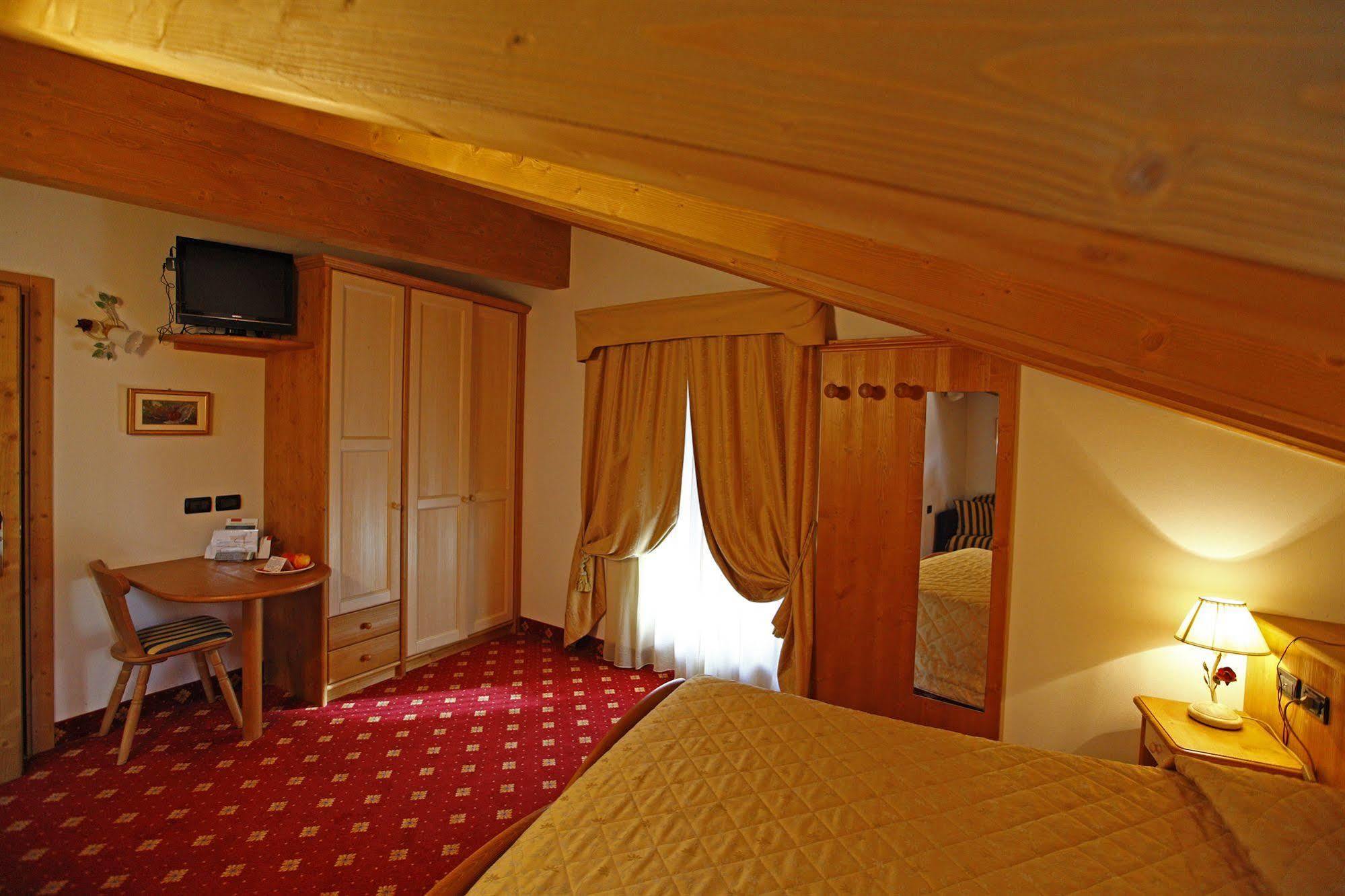 Hotel Il Maniero Ossana Luaran gambar