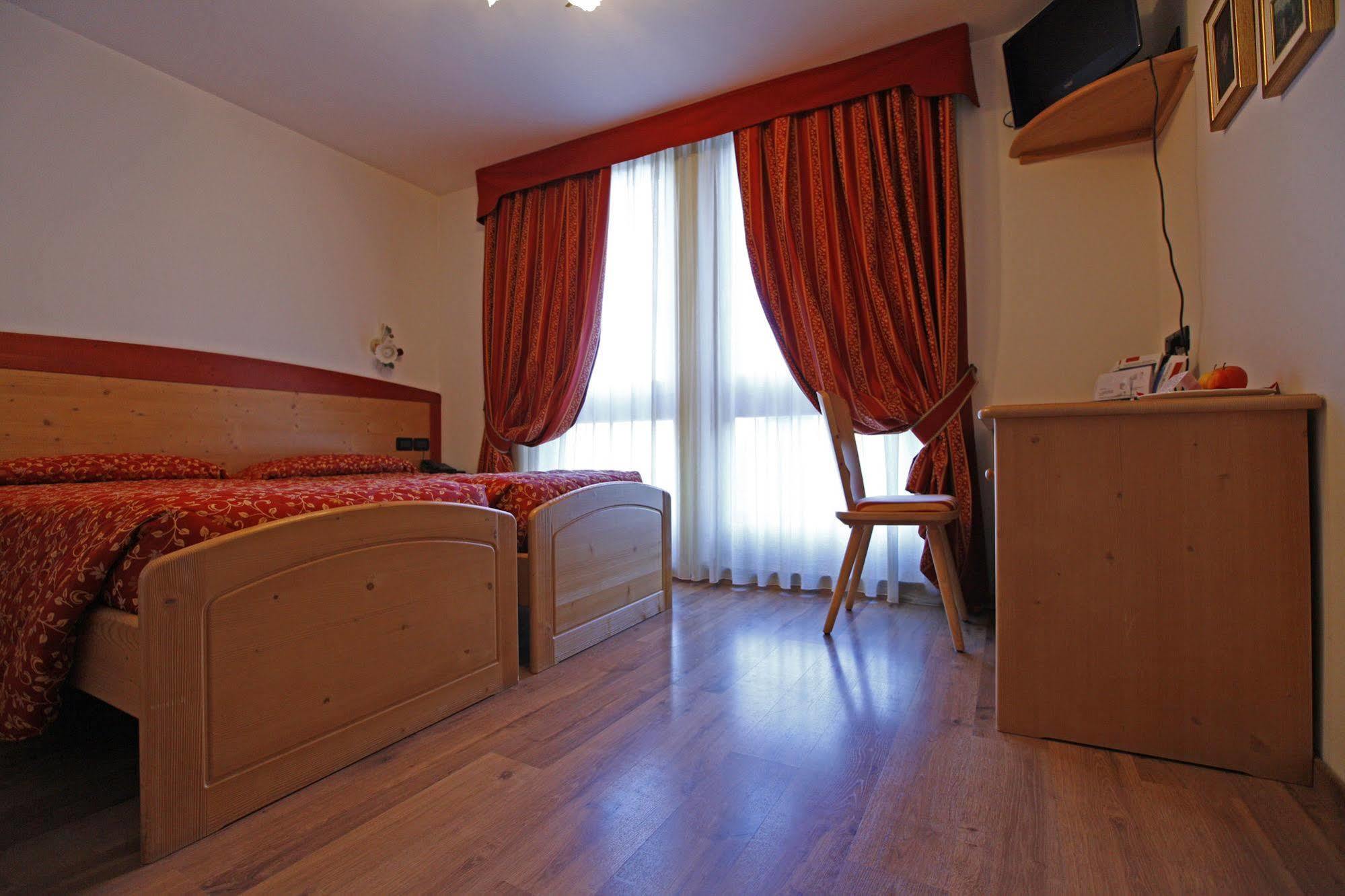 Hotel Il Maniero Ossana Luaran gambar